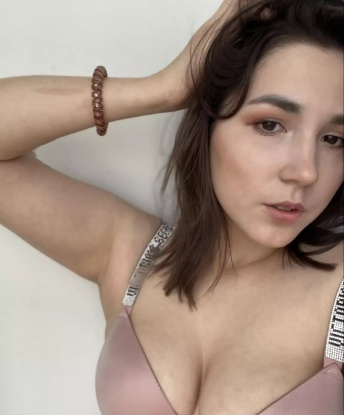 В Москве я создам для тебя незабываемую атмосферу страсти и удовольствия. Позволь мне показать тебе мир настоящего удовольствия🔥 С моим опытом и умением, я доставлю тебе небесные ощущения и отведу тебя в мир наслаждения. Нежный массаж, эротический стриптиз, фантазии и секс по твоему вкусу - все это доступно в нашем встрече. Фото 100% мои, проверено временем и довольными клиентами 😘 Жду тебя, мой готовый к каждому твоему капризу мужчина! 🌹 337, 19 лет